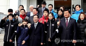 동계올림픽 선수단과 기념촬영하는 박원순 시장