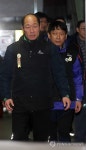어두운 표정으로 귀가하는 노조원들