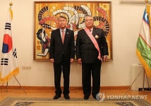 비탈리 편 前우즈베크 대사에 수교훈장 광화장