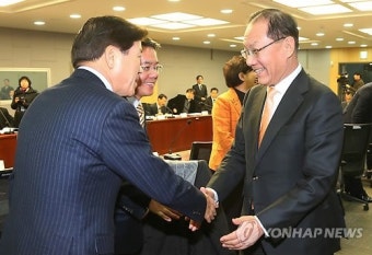 김경안 전북도당위원장과 악수하는 황우여 대표