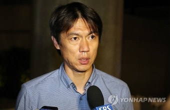취재진 질문에 답하는 홍명보 감독