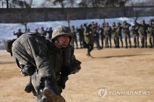 전투체력단련하는 후보생들