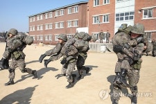 전투체력단련하는 후보생들