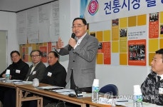 정 총리, 수원 전통시장 상인과 대화