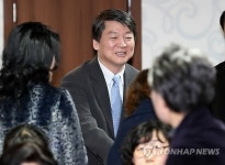 주민들과 인사하는 안철수 의원