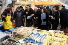 전통시장 장 보는 김한길 대표