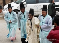 합동 도배식 가는 마을 주민들