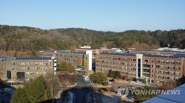 경상대 건물 옥상의 태양광 발전시설