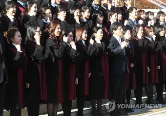 파이팅 외치는 검사들