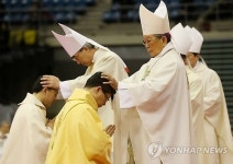 안수받는 유경촌·정순택 주교