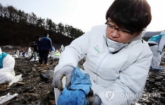 갯닦기 작업하는 자원봉사자