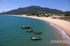 중국 하이난성 나체 해수욕 금지…찬반 논란