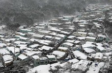 눈에 파묻힌 부산 고지대 마을