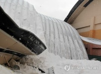 무너진 초등학교 다목적실 지붕