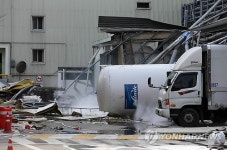 빙그레 액화질소탱크 폭발…둘 부상·암모니아 유출(2보)