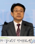 기자회견 하는 허종식 인천시 대변인