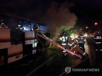 대학생 오리엔테이션 버스서 불…인명 피해는 없어