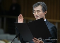 선서하는 조희대 대법관 후보자