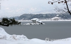 경포호 월파정의 설경
