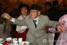 <이산가족> 北 조카와 덩실덩실