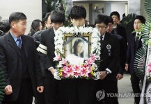 장지로 떠나는 리조트 붕괴 희생자 영정