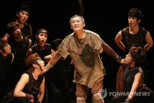 홀스또메르로 무대 복귀한 유인촌 거울같은 작품