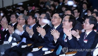 정총리, 청년창업사관학교 졸업 축하 박수