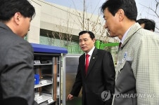 발전소 지진가속도계측기 점검하는 소방방재청장