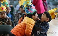 장난기 가득한 초등학생들