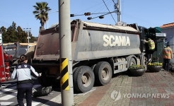 덤프트럭ㆍ버스 등 추돌…1명 사망·30여명 다쳐(종합)