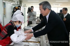 현대화스너위탁급식소 | 배식봉사 나선 정몽준 의원