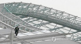 AG주경기장 지붕 점검하는 건설 근로자