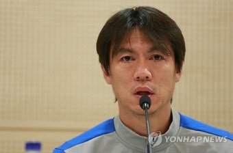 인터뷰하는 홍명보 감독