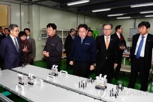 윤상직 장관, 중소 뿌리기업 방문