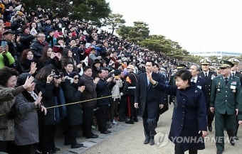 임관 장교 학보모들과 인사하는 박 대통령