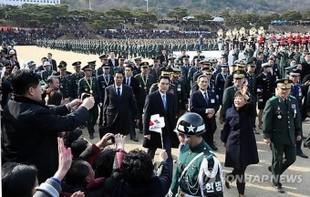 임관 장교 학보모들과 인사하는 박 대통령