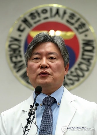 기자회견하는 노환규 의협 회장