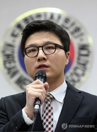 기자회견하는 송명제 전공의 비대위원장