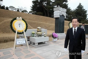 김대중 대통령 묘역 참배하는 김상곤