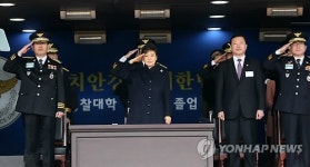 경례하는 박 대통령