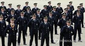 첫발 내딛는 늠름한 경찰