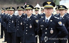 첫발 내딛는 늠름한 경찰