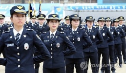 첫발 내딛는 늠름한 경찰