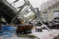 경주 리조트 체육관 붕괴 한달…참상 그대로