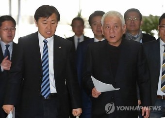 이야기하는 김한길 대표와 김관영 비서실장