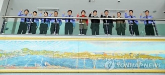 동해해경 로비의 대형 유화