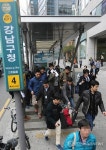 강남구청역 폭발물 의심물체 옮기는 경찰