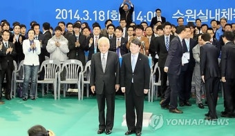 함께 선 새정치민주연합 공동창당준비위원장