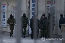 <우크라사태> 크림 자경단, 우크라 해군기지 급습(종합)