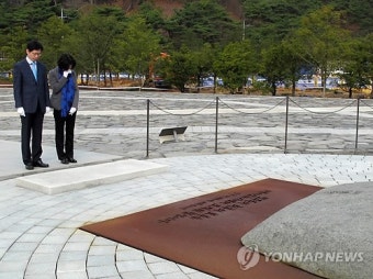 노 전 대통령 참배하는 김경수 봉하사업본부장